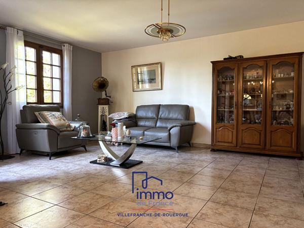 Maison traditionnelle T5 160 m2 sous-sol, piscine et terrain clos de 3221m²