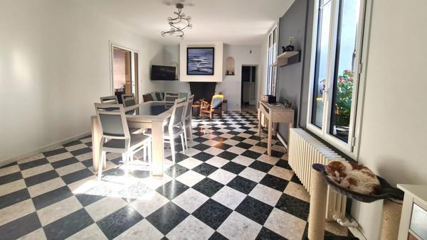 Maison de Maître rénovée – 215 m², Piscine, Garage, Cour et Terrasse