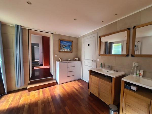 Maison de Maître rénovée – 215 m², Piscine, Garage, Cour et Terrasse