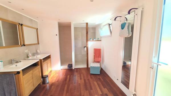 Maison de Maître rénovée – 215 m², Piscine, Garage, Cour et Terrasse