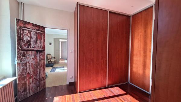 Maison de Maître rénovée – 215 m², Piscine, Garage, Cour et Terrasse