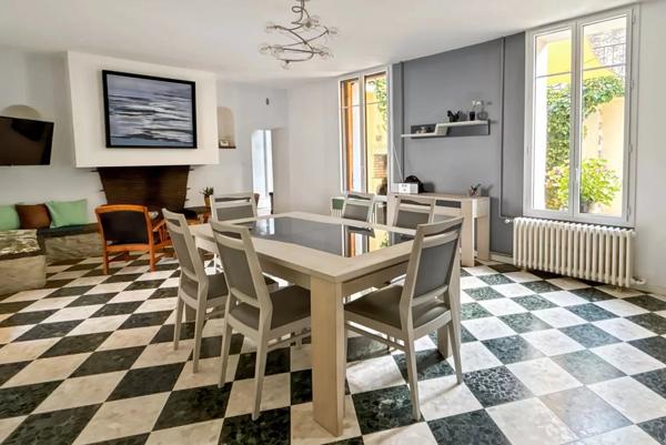 Maison de Maître rénovée – 215 m², Piscine, Garage, Cour et Terrasse