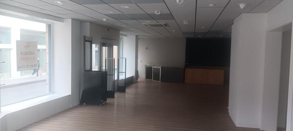 Local commercial en rez de chaussée d'une surface totale de 195 m² avec une surface de vente de 109 m² et un sous sol (réserve de 74 m²)