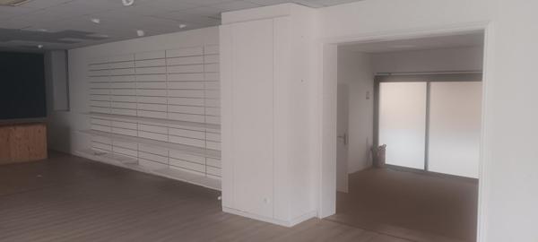 Local commercial en rez de chaussée d'une surface totale de 195 m² avec une surface de vente de 109 m² et un sous sol (réserve de 74 m²)