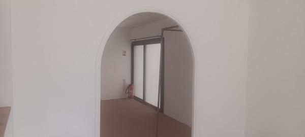 Local commercial en rez de chaussée d'une surface totale de 195 m² avec une surface de vente de 109 m² et un sous sol (réserve de 74 m²)