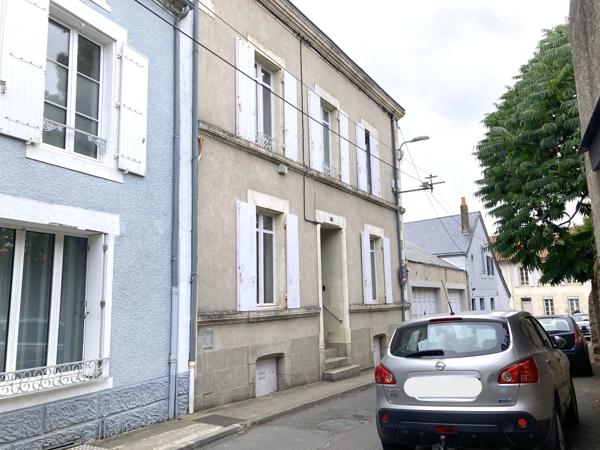 Belle Maison de Maître en centre ville avec jardin et garages