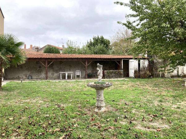 Belle Maison de Maître en centre ville avec jardin et garages