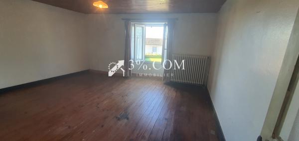 Moutiers- sur-le-Lay maison à rénovée de 90m² avec une grange aménageable. Moutiers-sur-le-Lay (85320)