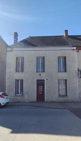 Maison de bourg avec jardin et cours