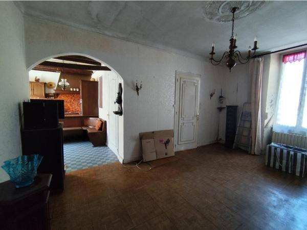 Maison de bourg avec jardin et cours