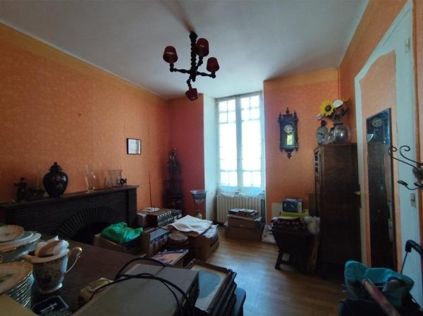 Maison de bourg avec jardin et cours
