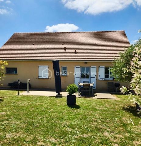 À 5 kms au Nord de la Bazoge 
Proche Le Mans Nord, et autoroutes 

Venez découvrir ce pavillon de plain pied idéalement situé sur un terrain de 580 m2 env. Cette maison non mitoyenne offre un cadre de vie confortable.
Vous débuterez votre visite par une vaste pièce de vie lumineuse (avec double exposition) s'ouvrant sur une cuisine aménagée et équipée, vue sur la campagne environnante.
Côté nuit vous profiterez de trois belles chambres dont une suite parentale (salle d'eau privative).
Une seconde salle de bain est à votre disposition ainsi qu'une buanderie.

Vous apprécierez les extérieurs : la terrasse, le jardin clos et arboré, ainsi que le cadre.
Grand abri de stockage fermé avec dalle béton (idéal pour stocker matériel, motos, ...).

Environnement calme, sans vis à vis, avec une vue dégagée.
Maison qui allie le confort, la tranquillité, idéal pour accueillir votre famille tout en restant à seulement quelques minutes du Mans. Commodités à proximité à pieds.