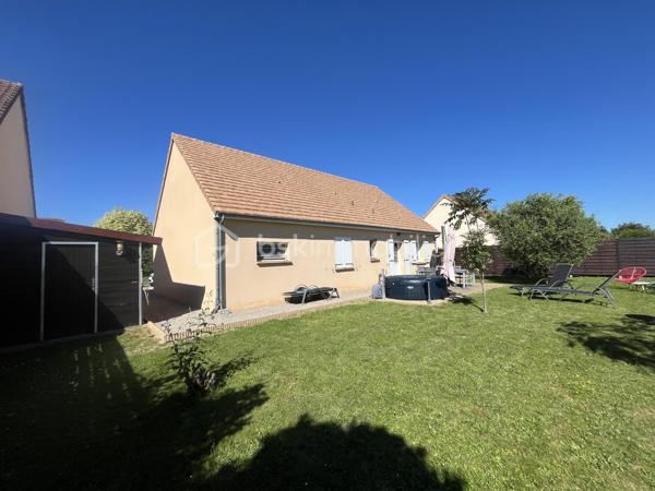 À 5 kms au Nord de la Bazoge 
Proche Le Mans Nord, et autoroutes 

Venez découvrir ce pavillon de plain pied idéalement situé sur un terrain de 580 m2 env. Cette maison non mitoyenne offre un cadre de vie confortable.
Vous débuterez votre visite par une vaste pièce de vie lumineuse (avec double exposition) s'ouvrant sur une cuisine aménagée et équipée, vue sur la campagne environnante.
Côté nuit vous profiterez de trois belles chambres dont une suite parentale (salle d'eau privative).
Une seconde salle de bain est à votre disposition ainsi qu'une buanderie.

Vous apprécierez les extérieurs : la terrasse, le jardin clos et arboré, ainsi que le cadre.
Grand abri de stockage fermé avec dalle béton (idéal pour stocker matériel, motos, ...).

Environnement calme, sans vis à vis, avec une vue dégagée.
Maison qui allie le confort, la tranquillité, idéal pour accueillir votre famille tout en restant à seulement quelques minutes du Mans. Commodités à proximité à pieds.
