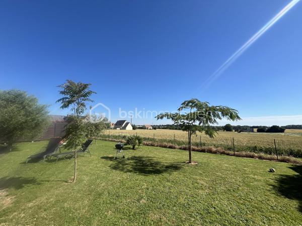 À 5 kms au Nord de la Bazoge 
Proche Le Mans Nord, et autoroutes 

Venez découvrir ce pavillon de plain pied idéalement situé sur un terrain de 580 m2 env. Cette maison non mitoyenne offre un cadre de vie confortable.
Vous débuterez votre visite par une vaste pièce de vie lumineuse (avec double exposition) s'ouvrant sur une cuisine aménagée et équipée, vue sur la campagne environnante.
Côté nuit vous profiterez de trois belles chambres dont une suite parentale (salle d'eau privative).
Une seconde salle de bain est à votre disposition ainsi qu'une buanderie.

Vous apprécierez les extérieurs : la terrasse, le jardin clos et arboré, ainsi que le cadre.
Grand abri de stockage fermé avec dalle béton (idéal pour stocker matériel, motos, ...).

Environnement calme, sans vis à vis, avec une vue dégagée.
Maison qui allie le confort, la tranquillité, idéal pour accueillir votre famille tout en restant à seulement quelques minutes du Mans. Commodités à proximité à pieds.