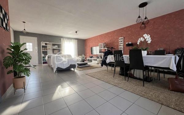 À 5 kms au Nord de la Bazoge 
Proche Le Mans Nord, et autoroutes 

Venez découvrir ce pavillon de plain pied idéalement situé sur un terrain de 580 m2 env. Cette maison non mitoyenne offre un cadre de vie confortable.
Vous débuterez votre visite par une vaste pièce de vie lumineuse (avec double exposition) s'ouvrant sur une cuisine aménagée et équipée, vue sur la campagne environnante.
Côté nuit vous profiterez de trois belles chambres dont une suite parentale (salle d'eau privative).
Une seconde salle de bain est à votre disposition ainsi qu'une buanderie.

Vous apprécierez les extérieurs : la terrasse, le jardin clos et arboré, ainsi que le cadre.
Grand abri de stockage fermé avec dalle béton (idéal pour stocker matériel, motos, ...).

Environnement calme, sans vis à vis, avec une vue dégagée.
Maison qui allie le confort, la tranquillité, idéal pour accueillir votre famille tout en restant à seulement quelques minutes du Mans. Commodités à proximité à pieds.