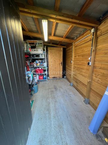 À 5 kms au Nord de la Bazoge 
Proche Le Mans Nord, et autoroutes 

Venez découvrir ce pavillon de plain pied idéalement situé sur un terrain de 580 m2 env. Cette maison non mitoyenne offre un cadre de vie confortable.
Vous débuterez votre visite par une vaste pièce de vie lumineuse (avec double exposition) s'ouvrant sur une cuisine aménagée et équipée, vue sur la campagne environnante.
Côté nuit vous profiterez de trois belles chambres dont une suite parentale (salle d'eau privative).
Une seconde salle de bain est à votre disposition ainsi qu'une buanderie.

Vous apprécierez les extérieurs : la terrasse, le jardin clos et arboré, ainsi que le cadre.
Grand abri de stockage fermé avec dalle béton (idéal pour stocker matériel, motos, ...).

Environnement calme, sans vis à vis, avec une vue dégagée.
Maison qui allie le confort, la tranquillité, idéal pour accueillir votre famille tout en restant à seulement quelques minutes du Mans. Commodités à proximité à pieds.