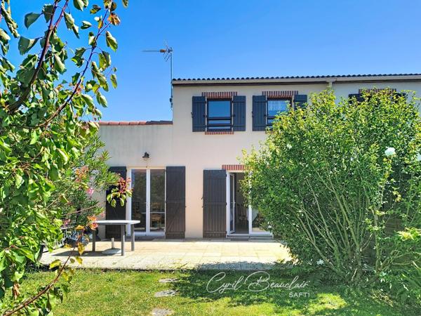 Maison 5 p 3 ch en plein bourg et au calme.