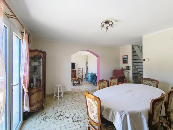 Maison 5 p 3 ch en plein bourg et au calme.