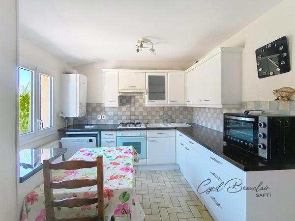 Maison 5 p 3 ch en plein bourg et au calme.