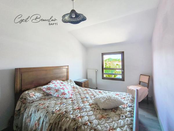 Maison 5 p 3 ch en plein bourg et au calme.