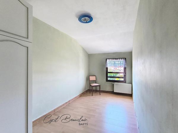 Maison 5 p 3 ch en plein bourg et au calme.