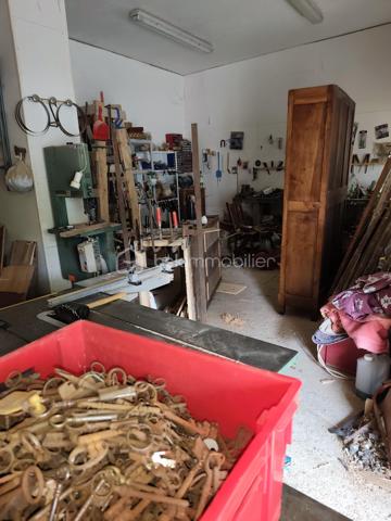 Centre ville de toucy , je vous propose ce local de 30 m² au sol avec son étage. Ce local est actuellement un atelier mais peut être aménagé en appartement .
Il est attenant à un local artisanal qui peut être acquérit en plus, qui sera vendu loué (loyer 780 €uros ) de 120 m² .