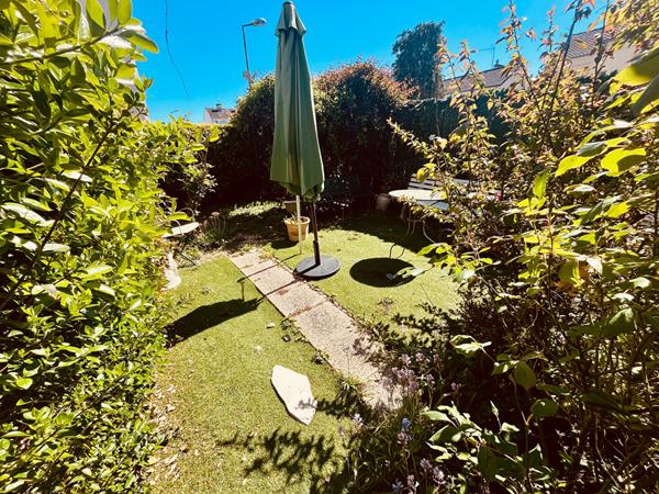 MAISON DE VILLE AVEC JARDIN A VILLEPREUX