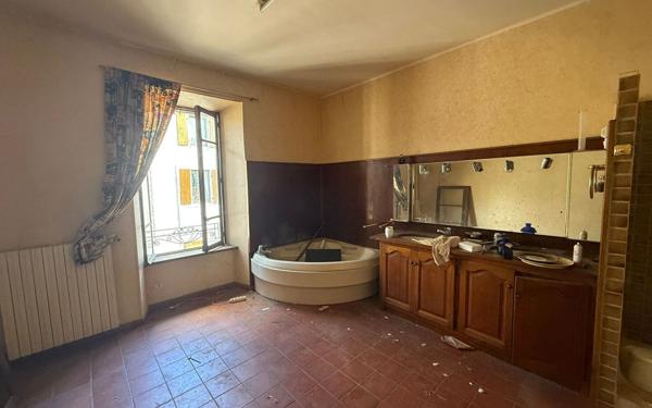 Maison à vendre    6 pièces •  Lablachère