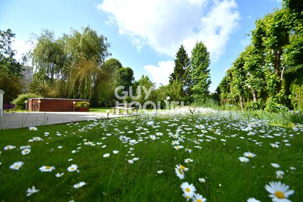 Propriété Bourgeoise (247 m²) à MALAUNAY