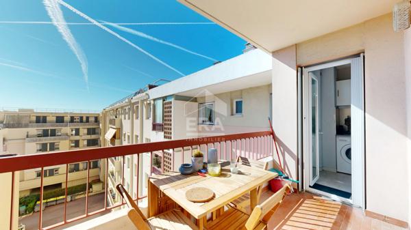 SAINT-LAURENT-DU-VAR - CENTRE-VILLE : F1 EN DERNIER ÉTAGE AVEC TERRASSE ET PARKING