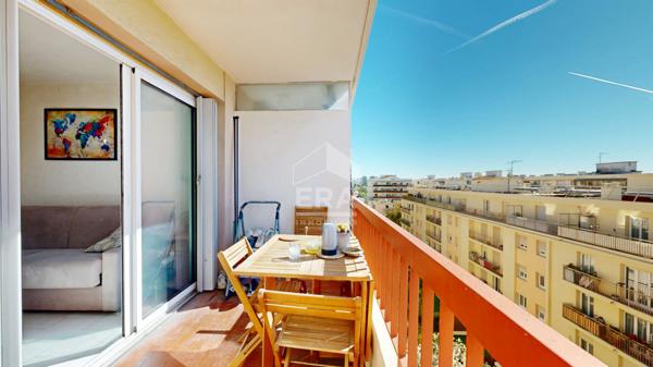 SAINT-LAURENT-DU-VAR - CENTRE-VILLE : F1 EN DERNIER ÉTAGE AVEC TERRASSE ET PARKING