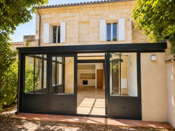 Maison en pierre rénovée avec jardin et verrière – Chartrons / Bassins à flot