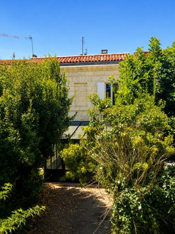 Maison en pierre rénovée avec jardin et verrière – Chartrons / Bassins à flot