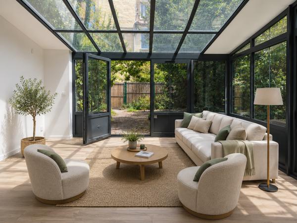 Maison en pierre rénovée avec jardin et verrière – Chartrons / Bassins à flot