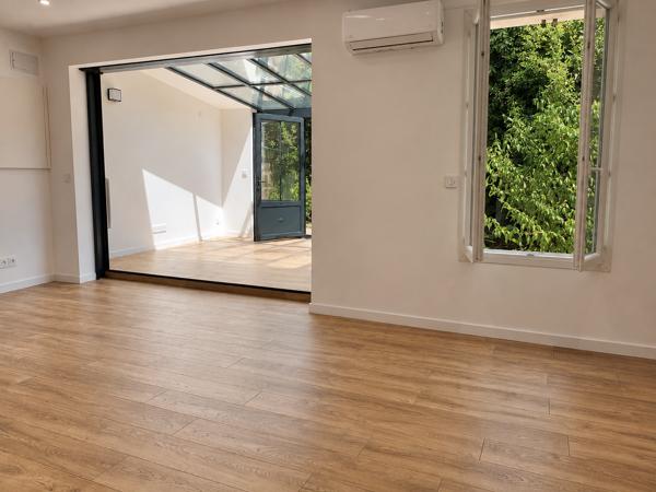 Maison en pierre rénovée avec jardin et verrière – Chartrons / Bassins à flot