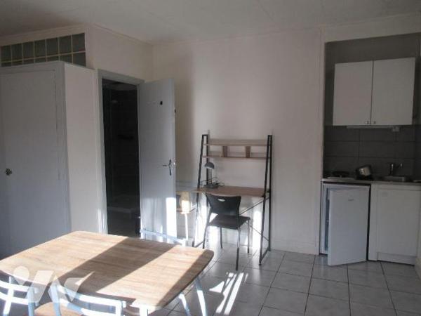 Ensemble immobilier comprenant 8 studios meublés, sur une parcelle de 471m² un garage sur rue. ...