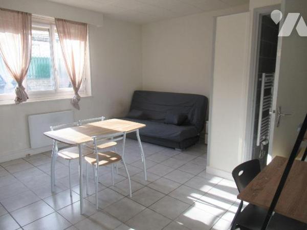 Ensemble immobilier comprenant 8 studios meublés, sur une parcelle de 471m² un garage sur rue. ...