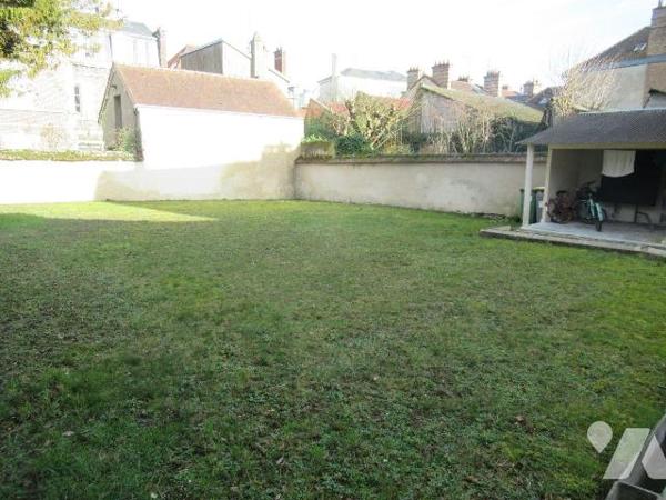 Ensemble immobilier comprenant 8 studios meublés, sur une parcelle de 471m² un garage sur rue. ...