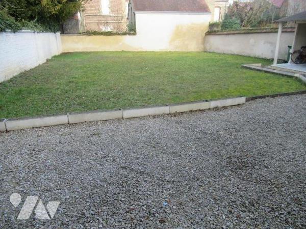 Ensemble immobilier comprenant 8 studios meublés, sur une parcelle de 471m² un garage sur rue. ...