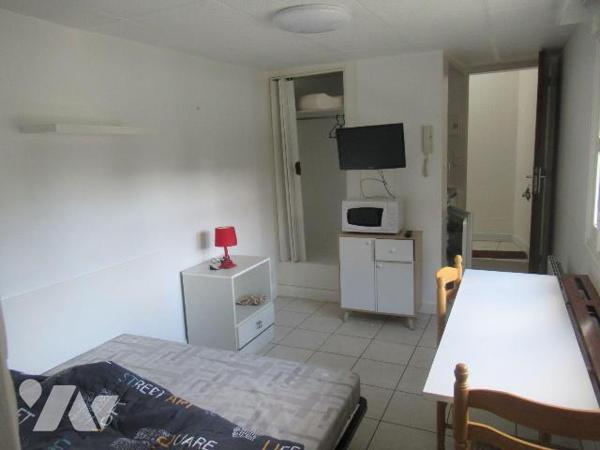 Ensemble immobilier comprenant 8 studios meublés, sur une parcelle de 471m² un garage sur rue. ...