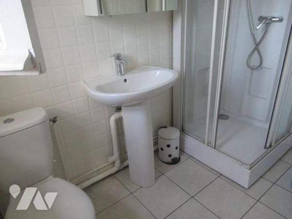 Ensemble immobilier comprenant 8 studios meublés, sur une parcelle de 471m² un garage sur rue. ...