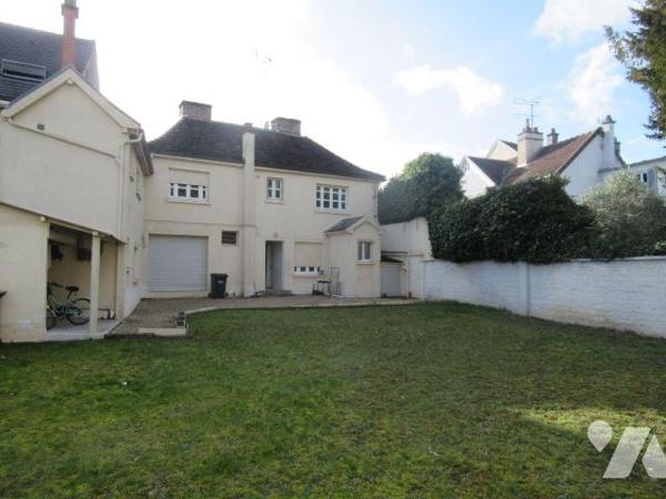 Ensemble immobilier comprenant 8 studios meublés, sur une parcelle de 471m² un garage sur rue. ...