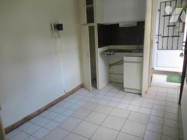 Ensemble immobilier comprenant 8 studios meublés, sur une parcelle de 471m² un garage sur rue. ...