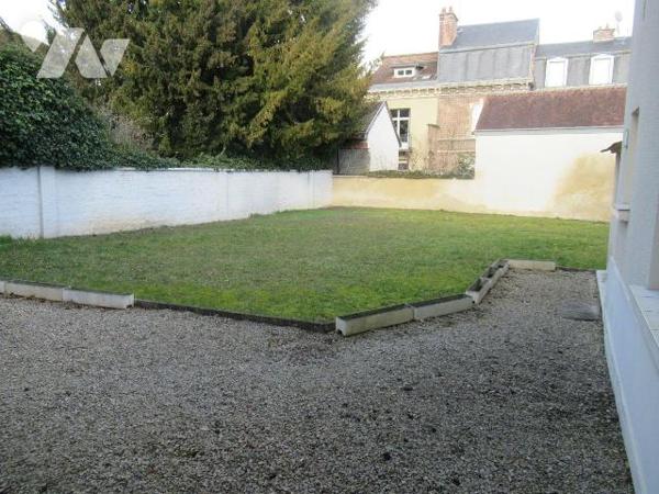 Ensemble immobilier comprenant 8 studios meublés, sur une parcelle de 471m² un garage sur rue. ...