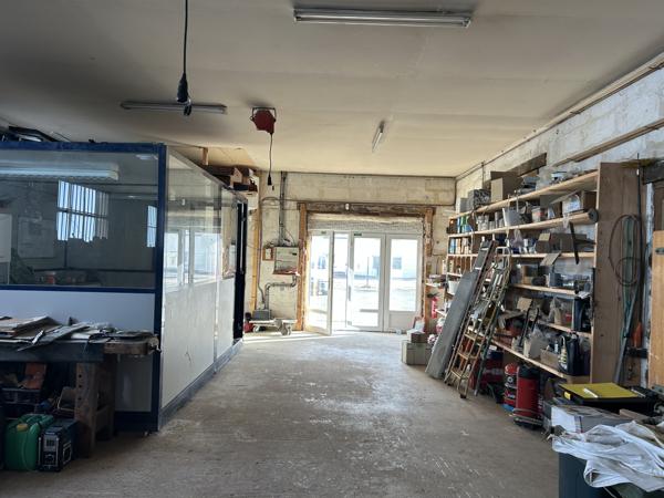 Local Commercial
         3 pièces
        - 383 m² 283 400 € *