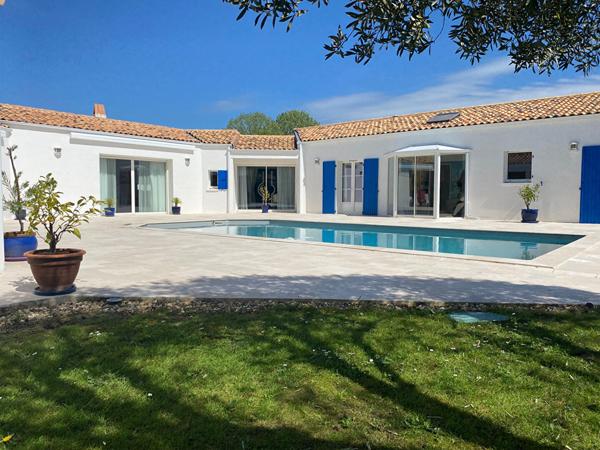 Maison Lagord 7 pièces 207 m2 ; 4 chambres ,piscine