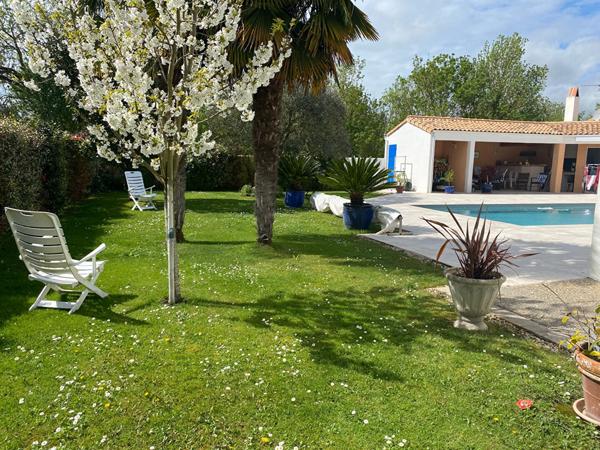 Maison Lagord 7 pièces 207 m2 ; 4 chambres ,piscine