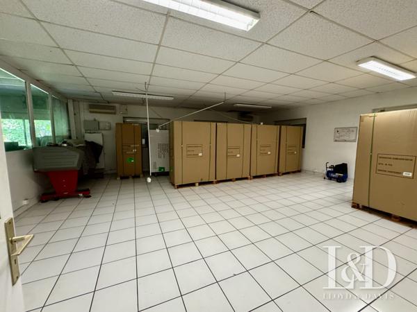Local industriel avec bureaux esur terrain de 10000 m2  périphérie de VALENCE
