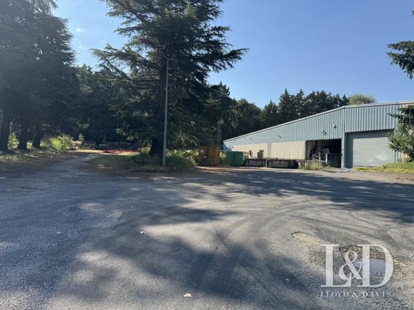 Local industriel avec bureaux esur terrain de 10000 m2  périphérie de VALENCE