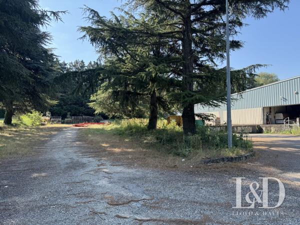 Local industriel avec bureaux esur terrain de 10000 m2  périphérie de VALENCE
